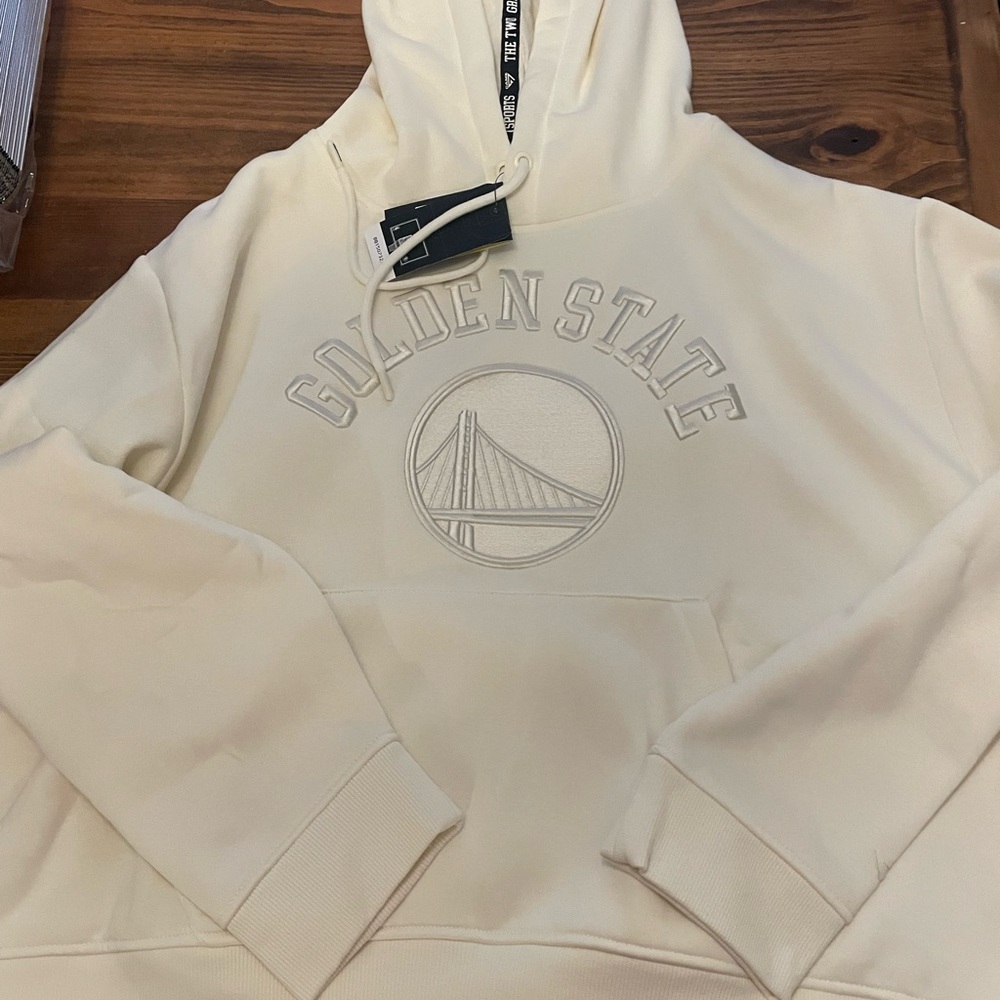NWT ($118) XL Women’s NBA Golden State Warriors Off-White Hoodie